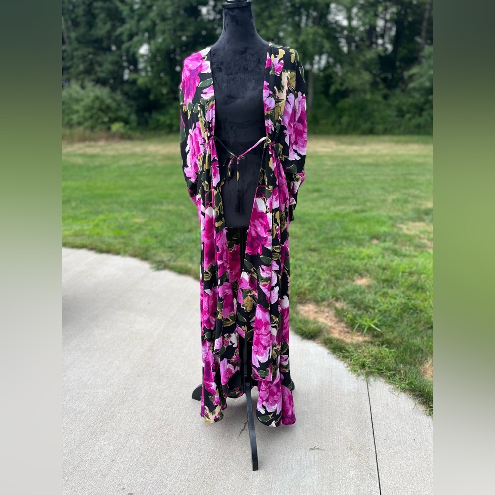 NWT. Boutique brand En Creme. Floral Caftan. Women’s size Medium.